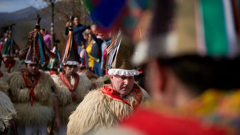 Los joaldunaks de Zubieta visitan a los de Ituren en los carnavales de 2024. IRANZU LARRASOA&Ntilde;A