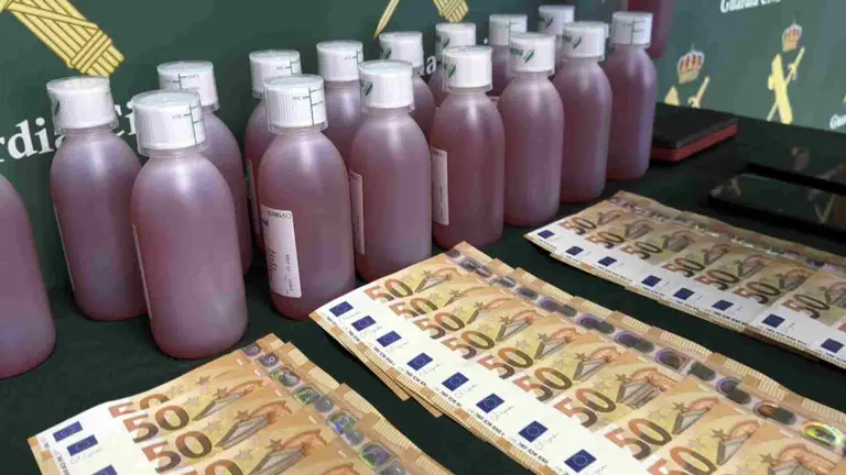 Bebida incautada y dinero en el operaci&oacute;n de la Guardia Civil. GUARDIA CIVIL de NAVARRA