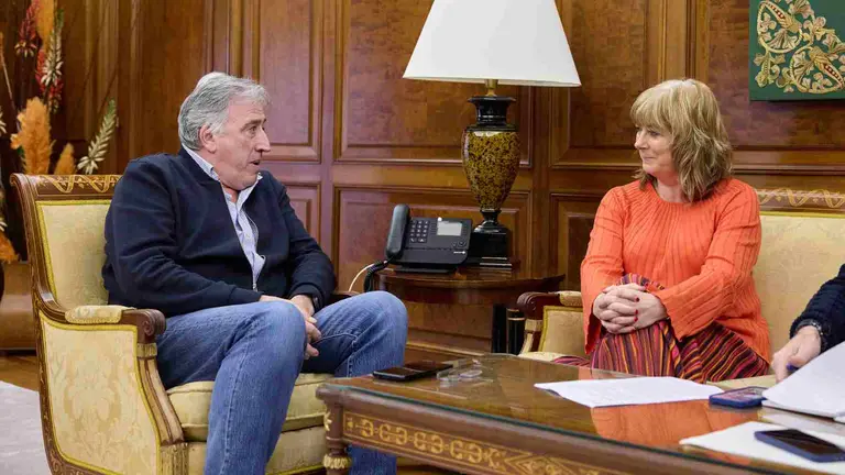 El alcalde de Pamplona, Joseba Asir&oacute;n junto a la consejera de consejera de Memoria y Convivencia, Acci&oacute;n Exterior y Euskera del Gobierno de Navarra, Ana Ollo. AYUNTAMIENTO DE PAMPLONA