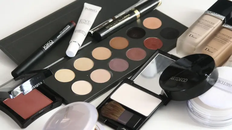 Imagen de archivo de productos cosméticos y maquillaje. ARCHIVO