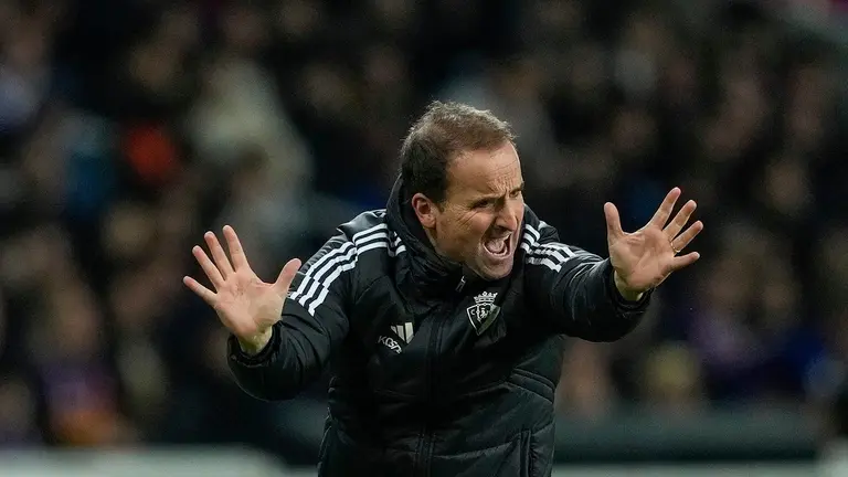 BARCELONA, 31/01/2024.-El entrenador de Osasuna Jagoba Arrasate durante del partido de la jornada 20 de LaLiga EA Sports contra el Barcelona, este mi&eacute;rcoles en el Estadi Ol&iacute;mpic Llu&iacute;s Companys en Barcelona.- EFE/ Alejandro Garc&iacute;a