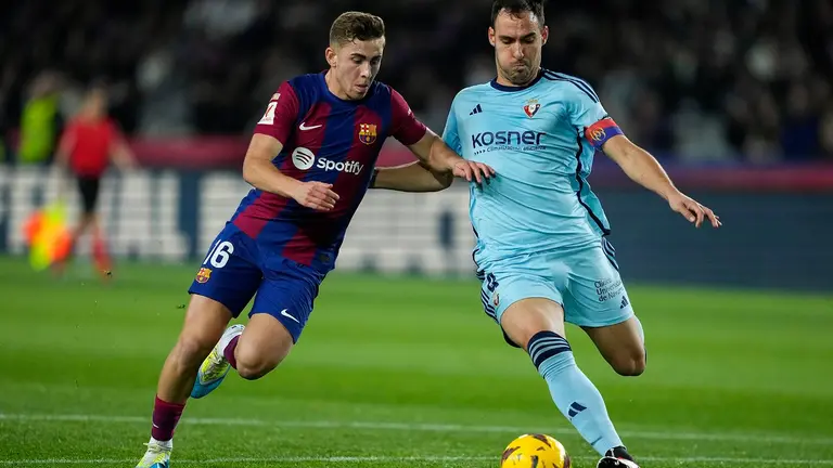 BARCELONA, 31/01/2024.- El centrocampista del Barcelona Ferm&iacute;n L&oacute;pez (i) disputa el bal&oacute;n ante Unai Garc&iacute;a, defensa de Osasuna, durante el partido de la jornada 20 de LaLiga EA Sports entre FC Barcelona y CA Osasuna, este mi&eacute;rcoles en el Estadi Ol&iacute;mpic Llu&iacute;s Companys en Barcelona. EFE/ Enric Fontcuberta