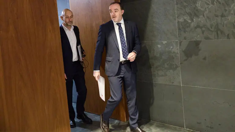 I&ntilde;aki Iriarte y Javier Esparza en Pleno del Parlamento de Navarra. I&Ntilde;IGO ALZUGARAY