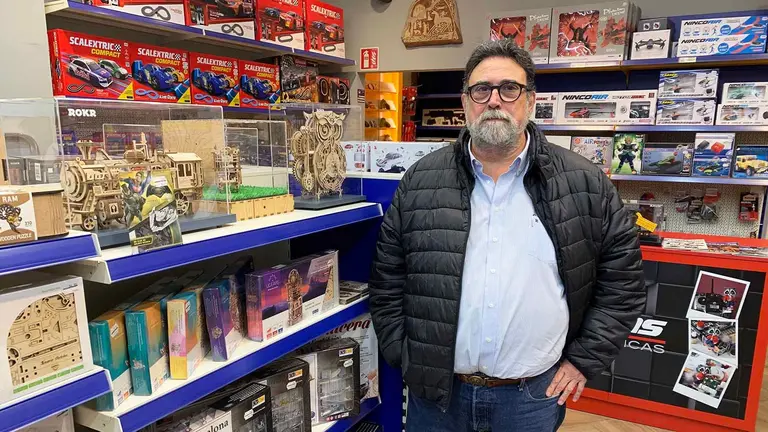 Julio Gonz&aacute;lez de Garay en el interior de la tienda Juguetecas en pamplona. Navarra.com