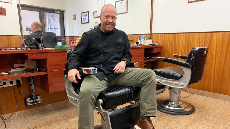 Daniel Lanao en el interior de la peluquer&iacute;a que lleva su apellido en Pamplona. Navarra.com