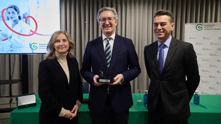 La Asociaci&oacute;n Espa&ntilde;ola contra el C&aacute;ncer en Navarra presenta las Ayudas Asociaci&oacute;n Espa&ntilde;ola contra el C&aacute;ncer 2023 adjudicadas en la Comunidad foral y entrega un reconocimiento por su labor y su trayectoria profesional al Doctor Jes&uacute;s San Miguel (C&aacute;ncer Center Cl&iacute;nica Universidad de Navarra). I&Ntilde;IGO ALZUGARAY