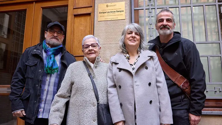 Colocaci&oacute;n de una placa en la calle Ansoleaga en recuerdo de Kike Los Arcos, componente de Los Iru&ntilde;a'ko, recientemente fallecido. AYUNTAMIENTO DE PAMPLONA
