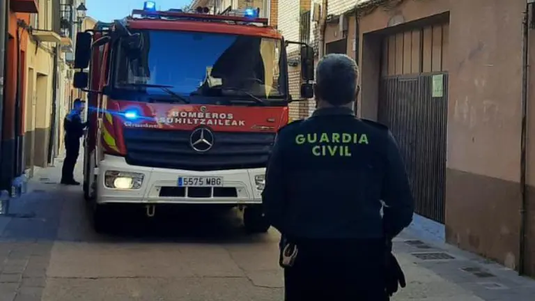 La Guardia Civil y los bomberos intervienen en el incendio de una vivienda en Cintru&eacute;nigo. GUARDIA CIVIL
