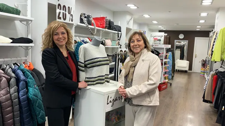Las hermanas Lidia y Nieves Lizarraga Eraso en su perfumer&iacute;a de la calle Mart&iacute;n de Azpilcueta en Pamplona. Navarra.com