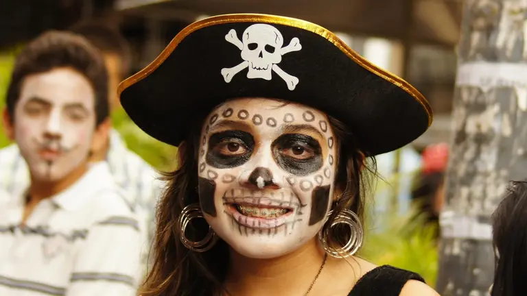 Una chica disfrazada para un concurso en una imagen de archivo.