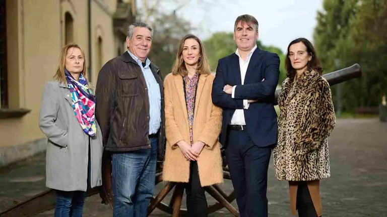 Adriana Red&iacute;n, en el centro de la imagen, acompa&ntilde;ada por Jorge Casado, Mercedes L&oacute;pez, Ram&oacute;n Mart&iacute;n y Cristina Santamar&iacute;a. AEDONA
