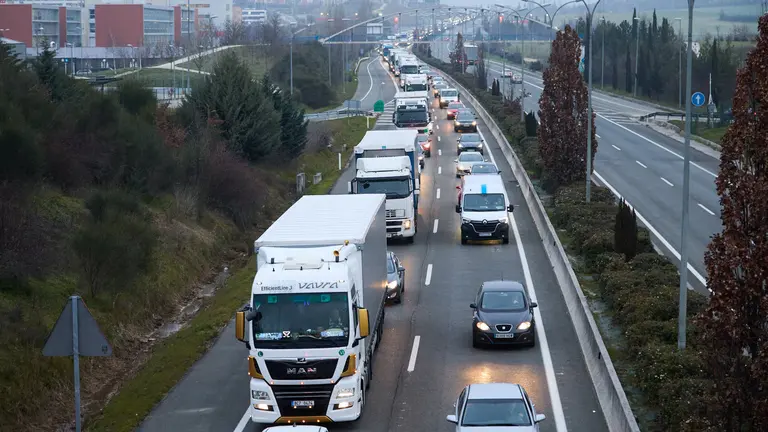 Decenas de tractores se han concentrado desde primera hora de la mañana en varios puntos de acceso a Pamplona para protestar por la situación del sector agrícola y ganadero en Navarra colapsando el tráfico y generando importantes retenciones en los accesos a la ciudad. IÑIGO ALZUGARAY