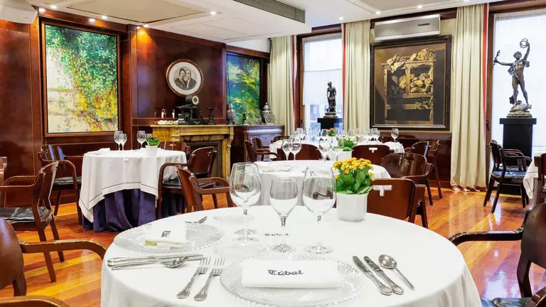 El elegante comedor del restaurante T&uacute;bal en Tafalla. Facebook T&uacute;bal.