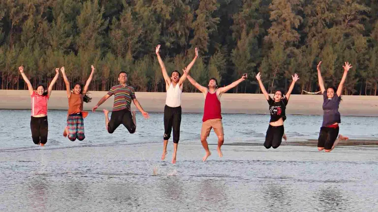 J&oacute;venes disfrutando de un d&iacute;a en un pantano. PIXABAI / ARCHIVO