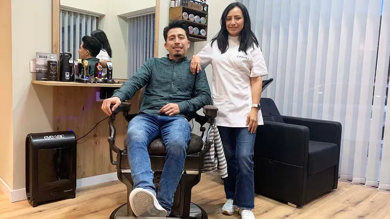 Los hermanos David y Jessica Montalv&aacute;n en su nueva barber&iacute;a y centro de est&eacute;tica en pamplona. Navarra.com.