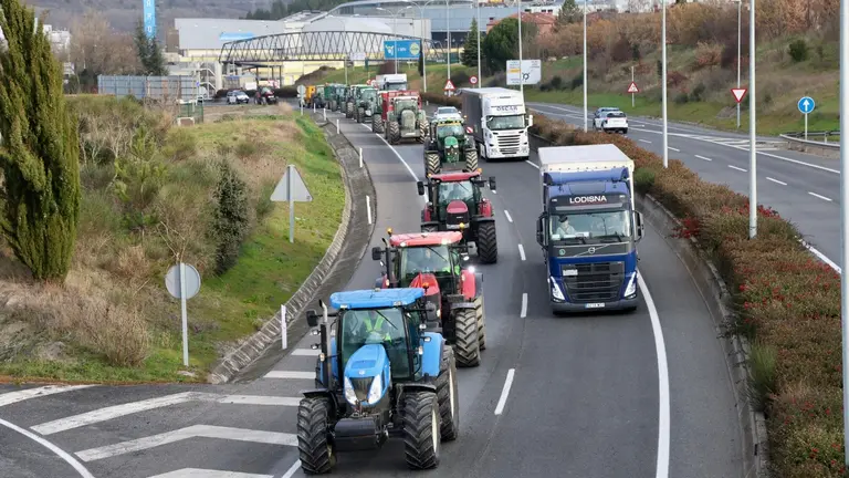 Una columna de tractores en los accesos a Gorr&aacute;iz. &Iacute;&Ntilde;IGO ALZUGARAY