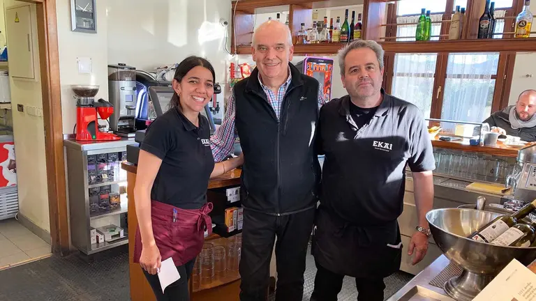 Herce Alvarado, Jes&uacute;s Rebollo y Gabi Villanueva en el bar del restaurante Ekai. Navarra.com