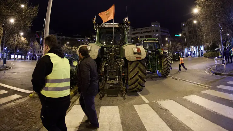 Varias decenas de tractores "duermen" en las principales calles del centro de Pamplona para continuar con las protestas del sector agrario y colapsar el tr&aacute;fico de la ciudad desde primera hora de la ma&ntilde;ana. I&Ntilde;IGO ALZUGARAY