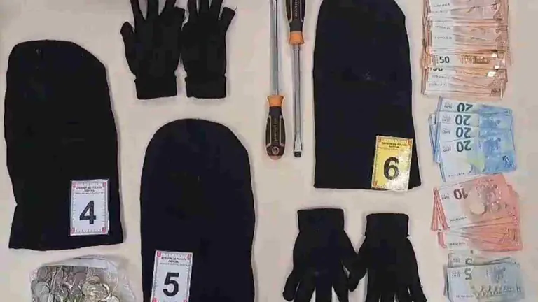 Dinero y material incautado tras el robo. POLIC&Iacute;A FORAL