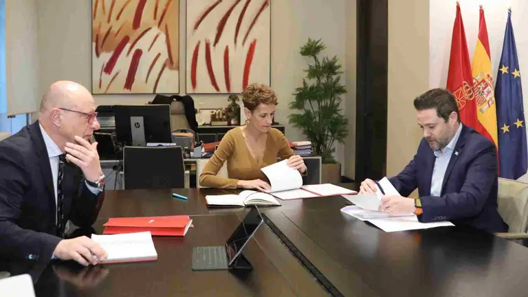 Mar&iacute;a Chivite junto al alcalde de Tudela, Alejandro Toquero en presencia del consejero de Educaci&oacute;n, Carlos Gimeno. AYUNTAMIENTO DE TUDELA