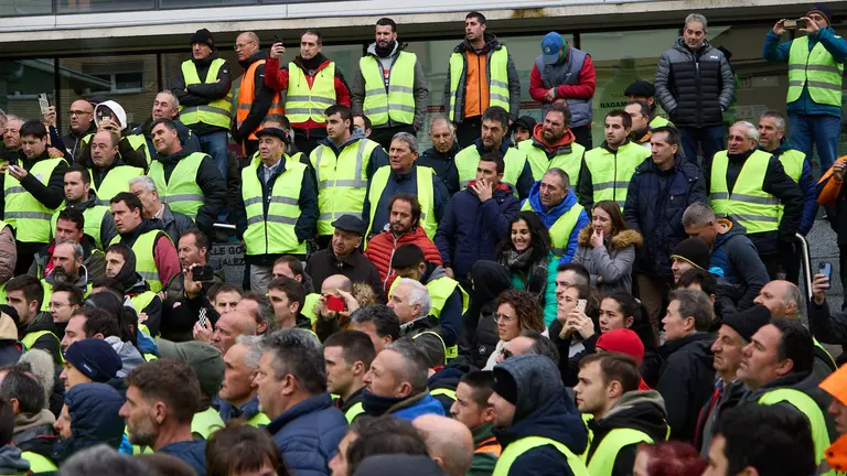 Tras m&aacute;s de dos horas y media de reuni&oacute;n, los responsables sindicales y representantes de los agricultores navarros informan a sus compa&ntilde;eros congregados a las puertas del Departamento de Desarrollo Rural y Medioambiente en Pamplona del contenido de la reuni&oacute;n con el Gobierno de Navarra. I&Ntilde;IGO ALZUGARAY