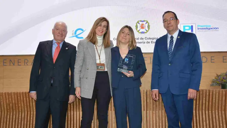 Ruth Reinaldo recogiendo su galard&oacute;n. CEDIDA