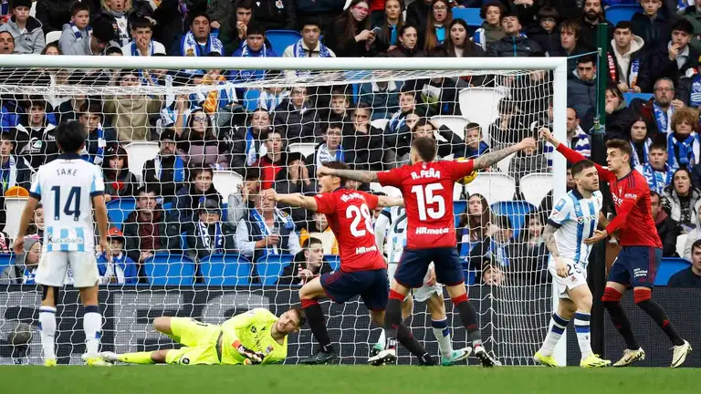Los jugadores del Osasuna celebran el gol marcado por su compa&ntilde;ero, Ante Budimir ante La Real Sociedad durante el partido de la jornada 24 de LaLiga que la Real Sociedad y el Osasuna disputan este s&aacute;bado en el Real Arena de San Sebasti&aacute;n. EFE/ Javier Etxezarreta