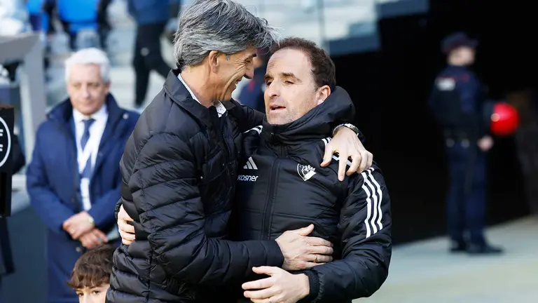 Los entrenadores de La Real Sociedad Imanol Alguacil y del Osasuna, Jagoba Arrasate (d) se saludan antes del partido de la jornada 24 de LaLiga que la Real Sociedad y el Osasuna disputan este s&aacute;bado en el Real Arena de San Sebasti&aacute;n. EFE/ Javier Etxezarreta