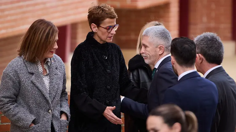 Autoridades civiles y policiales, junto al ministro Grande Marlaska, asisten a la capilla ardiente del Guardia Civil David Pérez Carracedo, en la Comandancia de la Guardia Civil de Navarra, fallecido en una operación contra el narcotráfico en Barbate. PABLO LASAOSA