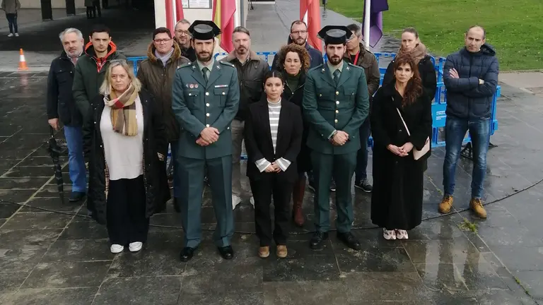 Fotograf&iacute;a del minuto de silencio por el guardia civil David P&eacute;rez en el Valle de Eg&uuml;&eacute;s. CEDIDA