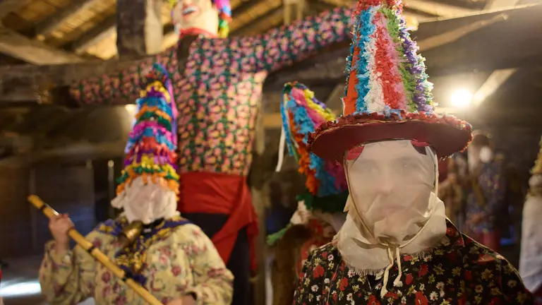 Carnaval Rural de Lantz en el que los "Txatos", disfrazados con ropas de gran colorido y estampado, gorros en forma de cucurucho y armados con escobas, representan a los vecinos del pueblo que ayudaron a "Ziripot" a luchar contra el bandido "Miel Otxin" y su malvado caballo el "Zaldiko" . "Miel Otxin", icono de la maldad y simbolizado en una figura de madera rellena de hierba seca de más de 3 metros de altura, finalmente es capturado por "Ziripot" y los "Txatxos" y termina ardiendo en la hoguera en la noche de carnaval. IÑIGO ALZUGARAY