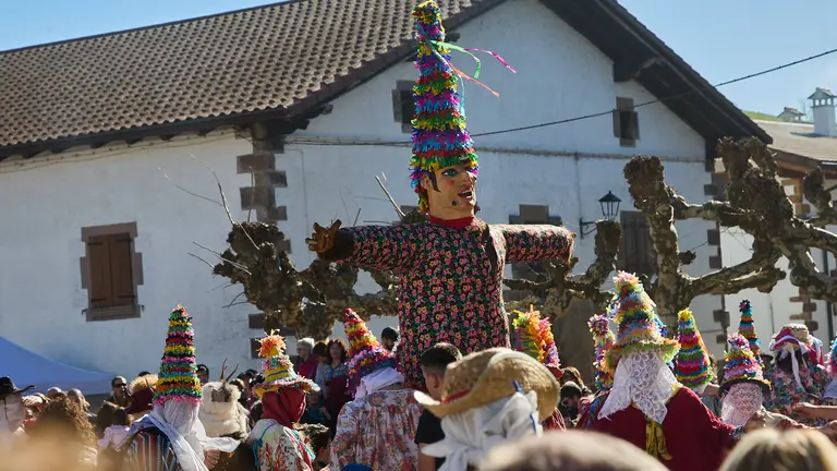 Carnaval Rural de Lantz en el que los "Txatos", disfrazados con ropas de gran colorido y estampado, gorros en forma de cucurucho y armados con escobas, representan a los vecinos del pueblo que ayudaron a "Ziripot" a luchar contra el bandido "Miel Otxin" y su malvado caballo el "Zaldiko" . "Miel Otxin", icono de la maldad y simbolizado en una figura de madera rellena de hierba seca de m&aacute;s de 3 metros de altura, finalmente es capturado por "Ziripot" y los "Txatxos" y termina ardiendo en la hoguera en la noche de carnaval. I&Ntilde;IGO ALZUGARAY