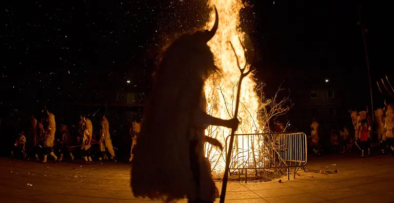 Los Momotxorros, ni&ntilde;os y adultos, cubiertos de sangre de animal y ataviados con cuernos, pieles y su gran sarde de madera, recorren las calles de Alsasua al anochecer bailando y asustando a todo aquel que se cruce en su camino durante el carnaval rural de la localidad. I&Ntilde;IGO ALZUGARAY