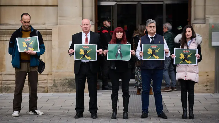 Minuto de silencio convocado por Vox en memoria de los guardias civiles asesinados en Barbate. PABLO LASAOSA
