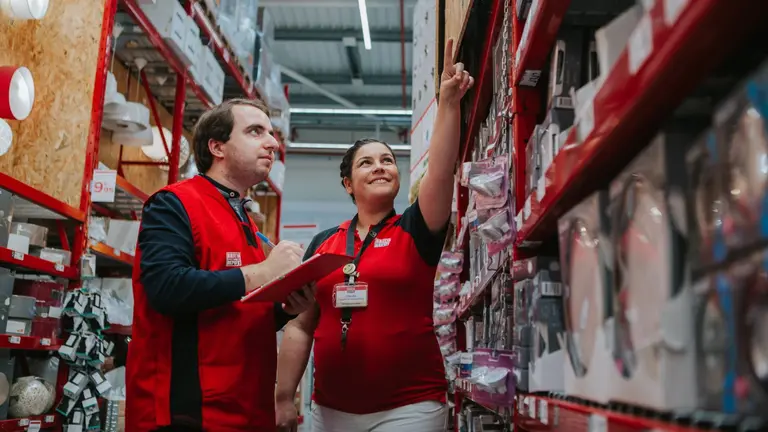 Andr&eacute; Antunes, beneficiario del programa Incorpora, trabajando. JOANA MENESES FLC