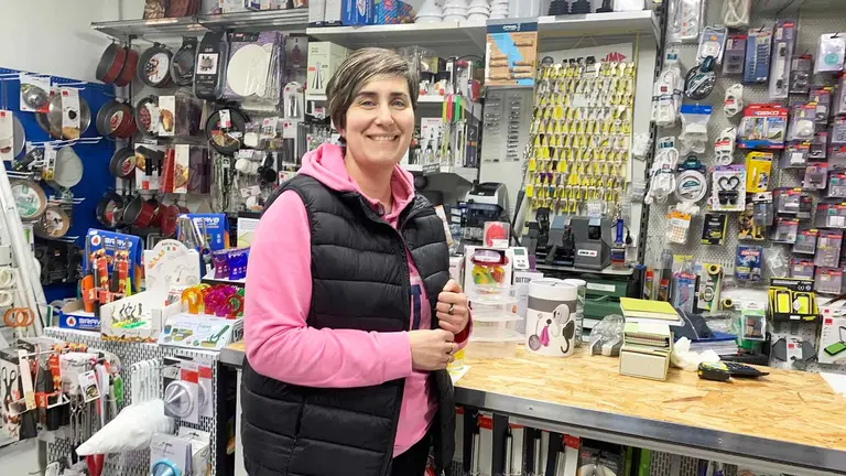 Marta Valencia en la ferreter&iacute;a El Aragon&eacute;s en la calle Mayor de Estella. Navarra.com