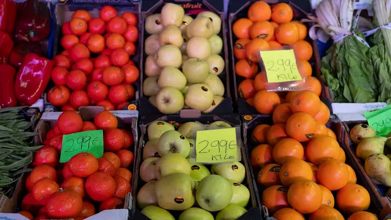 Detalle de los precios en una frutería en un mercado en Alcalá de Henares, Madrid. Los precios bajaron el pasado mes de enero en Navarra, un 0,5 %, y en Melilla, un 0,2 %, mientras que subieron más en Murcia, un 0,4 %, según los datos publicados este jueves por el Instituto Nacional de Estadística (INE). EFE/ Fernando Villar