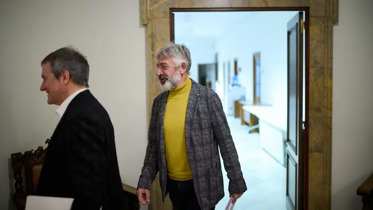 Koldo Mart&iacute;nez y Mikel Armend&aacute;riz, de Geroa Bai, acuden a la reuni&oacute;n negociadora encaminada a aprobar los presupuestos municipales de Pamplona de 2024 con presencia de EH Bildu, Geroa Bai, PSN y Contigo Navarra. PABLO LASAOSA