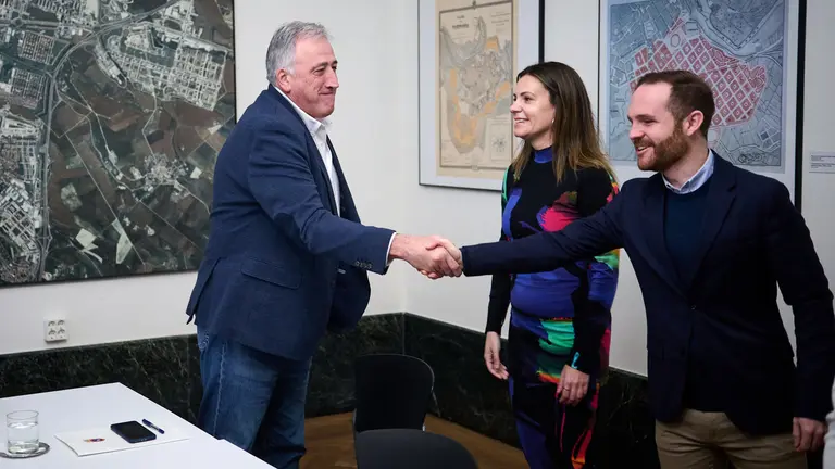 Joseba Asir&oacute;n saluda a Xabi Sagardoy antes de la reuni&oacute;n negociadora encaminada a aprobar los presupuestos municipales de Pamplona de 2024 con presencia de EH Bildu, Geroa Bai, PSN y Contigo Navarra. PABLO LASAOSA
