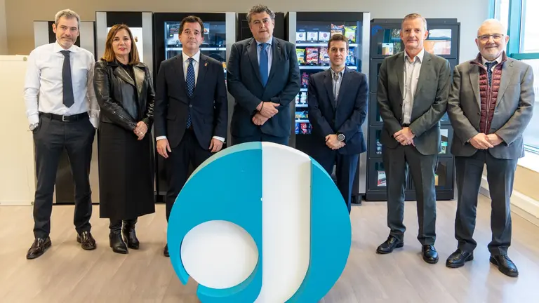 El consejero de Industria y de Transici&oacute;n Ecol&oacute;gica y Digital Empresarial, Mikel Irujo, y el nuevo director de Sodena, I&ntilde;aki Larraya junto al resto de miembros del consejo de Corporaci&oacute;n Jofemar, entre ellos, los representantes de Sodena Mar&iacute;a Eugenia Lecumberri e Iker Linzoain y, en calidad de independientes, Jos&eacute; Antonio Arrieta, socio y fundador de Arpa Abogados y Consultores, y Jorge San Miguel, socio y fundador de Innvia Corporate Solutions. CEDIDA