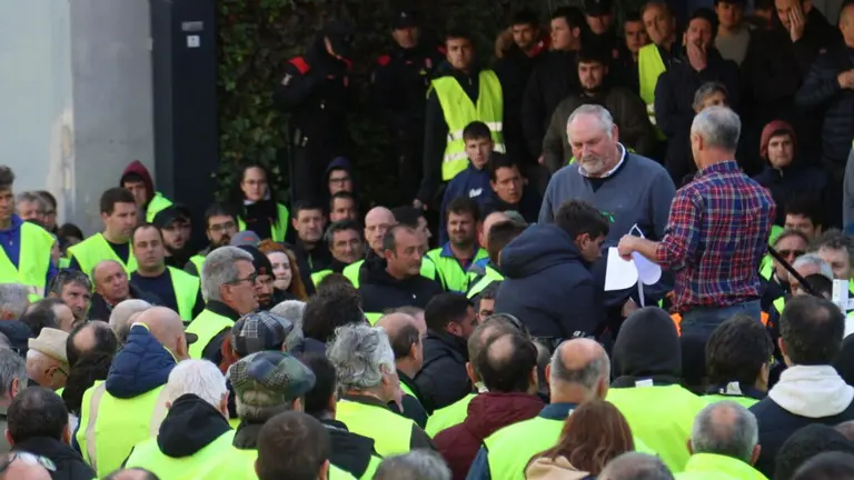 Salida de los agricultores tras la reuni&oacute;n con el Gobierno de Navarra. &Iacute;&Ntilde;IGO ALZUGARAY