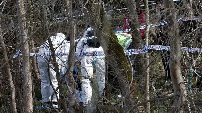 El cad&aacute;ver de una mujer ha sido encontrado este viernes en el r&iacute;o Arga a su paso por la localidad navarra de Bara&ntilde;&aacute;in y trasladado al Instituto de Medicina Legal para su autopsia para determinar las causas de la muerte y la identidad, si bien todo parece indicar que se trata de la vecina de Pamplona Gabriela Reyes, desaparecida hace dos meses. "Aunque como es preceptivo, se realizaran las pruebas necesarias que confirme su identidad (incluida la necro rese&ntilde;a dactilar), desgraciadamente todo parece indicar que se tratar&iacute;a de la mujer desaparecida desde el d&iacute;a 7 de diciembre en el barrio de San Jorge de Pamplona", ha se&ntilde;alado la Polic&iacute;a Nacional, cuerpo que desde el primer momento se hizo cargo de la investigaci&oacute;n por su desaparici&oacute;n. EFE/ Jes&uacute;s Diges