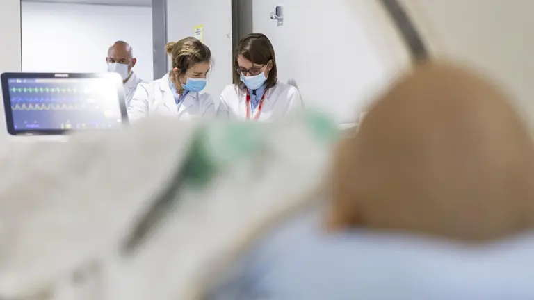 La Dra. Elena Panizo durante la programaci&oacute;n del tratamiento con protonterapia de un paciente oncopedi&aacute;trico. CL&Iacute;NICA UNIVERSIDAD DE NAVARRA