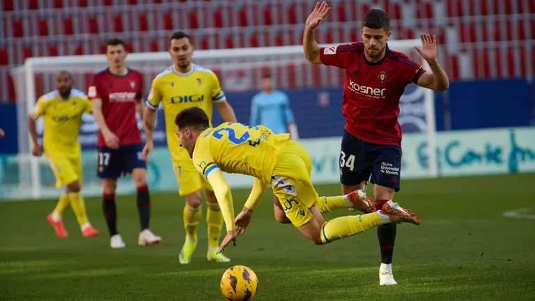 Robert Navarro (27. Cadiz CF) y Iker Mu&ntilde;oz (34. CA Osasuna) durante el partido de La Liga EA Sports entre CA Osasuna y C&aacute;diz CF disputado en el estadio de El Sadar en Pamplona. I&Ntilde;IGO ALZUGARAY