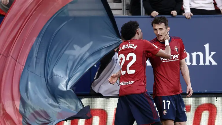El defensa colmbiano del Osasuna Johan Mojica (i), celebra el gol de su compa&ntilde;ero el delantero Ante Budimir (d) ante el C&aacute;diz CF, durante el partido correspondiente a la jornada 25 de LaLiga disputado entre el Club Atl&eacute;tico Osasuna y el C&aacute;diz CF este s&aacute;bado en el estadio El Sadar de Pamplona. EFE/ Jes&uacute;s Diges