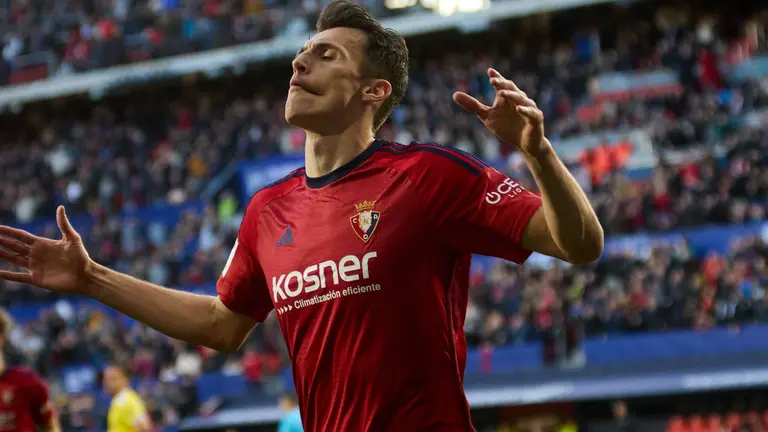 Los jugadores de Osasuna celebran el gol de Ante Budimir (1-0) durante el partido de La Liga EA Sports entre CA Osasuna y C&aacute;diz CF disputado en el estadio de El Sadar en Pamplona. I&Ntilde;IGO ALZUGARAY
