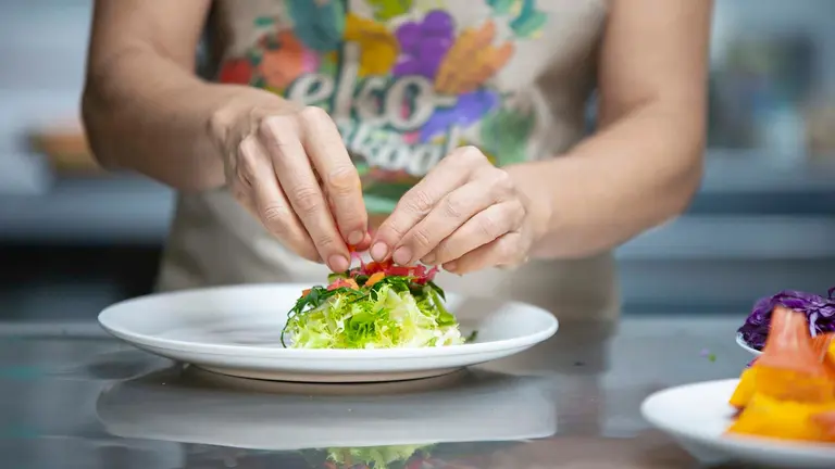 Un cocinero elabora un plato con productos ecol&oacute;gicos. CEDIDA