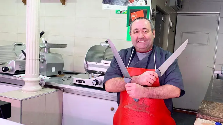 Koldo en su carnicer&iacute;a del mercado de Santo Domingo en Pamplona. Navarra.com
