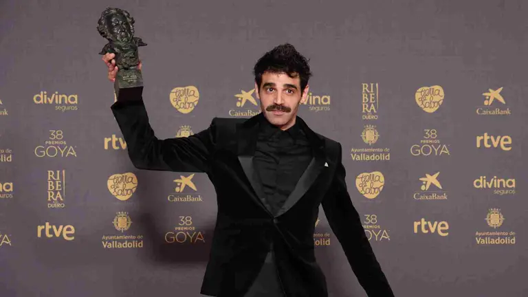 David Verdaguer posa con su premio Goya. EUROPA PRESS