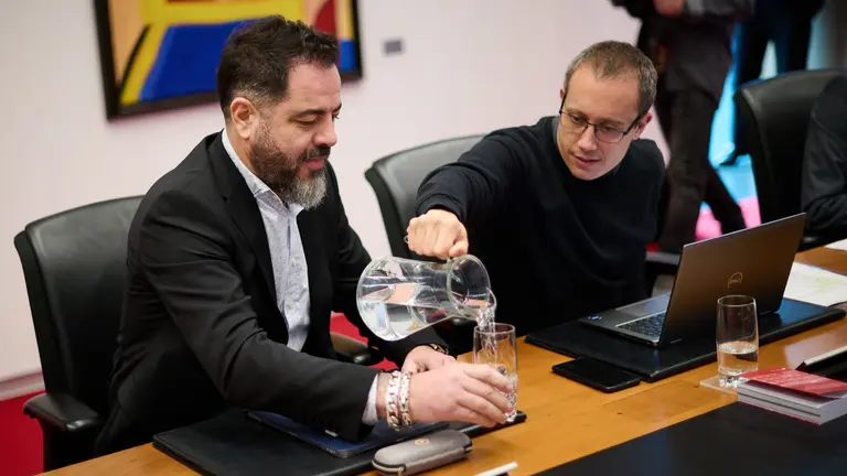 Ram&oacute;n Alz&oacute;rriz, del PSN junto a Mikel Zabaleta, de EH Bildu, minutos antes de comenzar la Mesa y Junta. PABLO LASAOSA